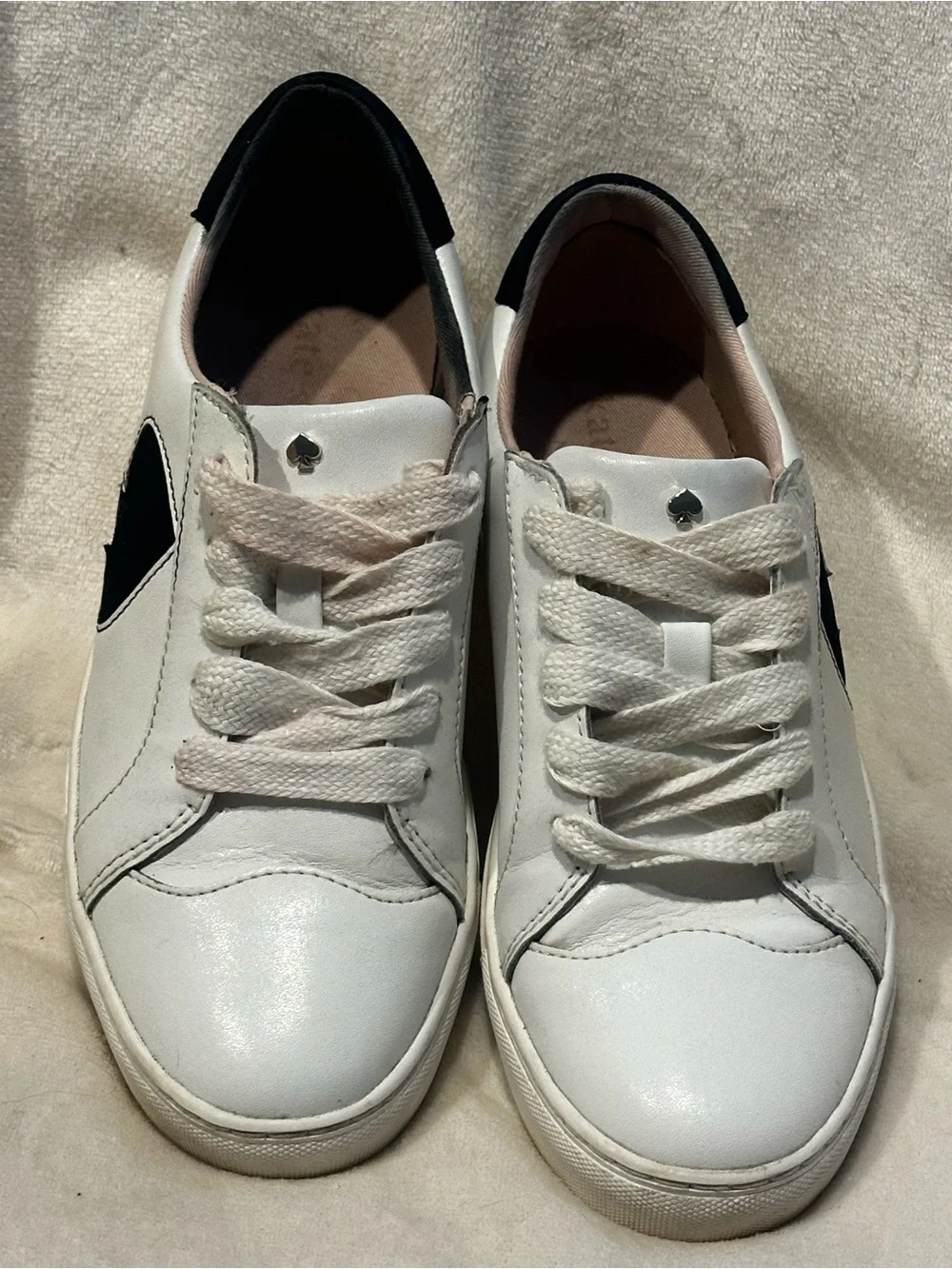 Kate Spade Fez Court Sneakers Womens 7.5B White Black Spade Logo Leather Low Top